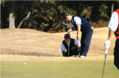 チームで協力してラインを相談する
宮里優作選手（左）、野上泰生選手（右）